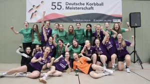 Geschafft: Vor vollen Rängen in der Halle in Leeste feiert die SG Findorff ihren Sieg über den TuS Helpup. Foto: Moritz Seyda